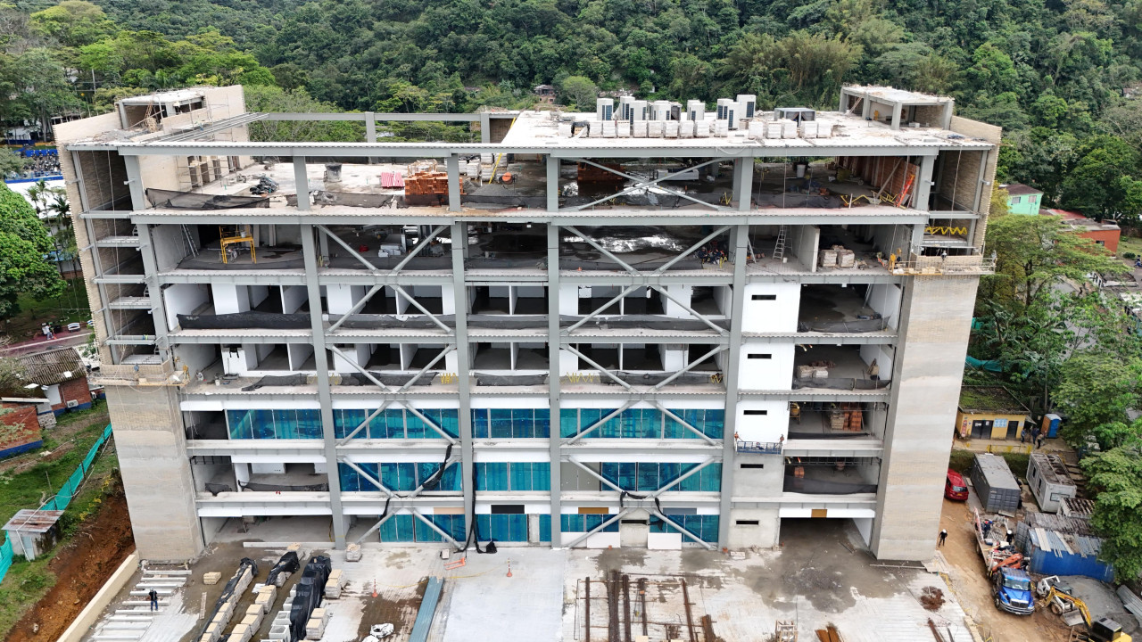 Gobernadora Rafaela Cortés, avanza en ambicioso plan de modernización hospitalario y proyecta la puesta en funcionamiento de nueva torre de especialistas