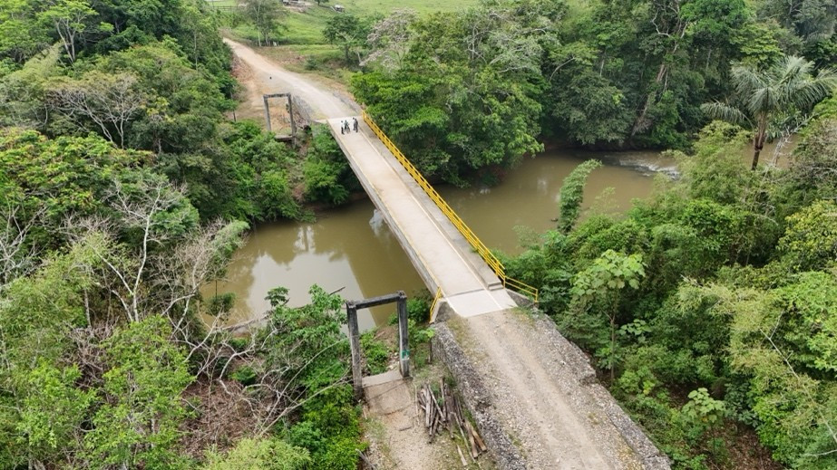 Nuevo puente en Santo Domingo, zona rural de Mesetas, transforma la vida de comunidades campesinas, tras años de riesgo e incomunicación